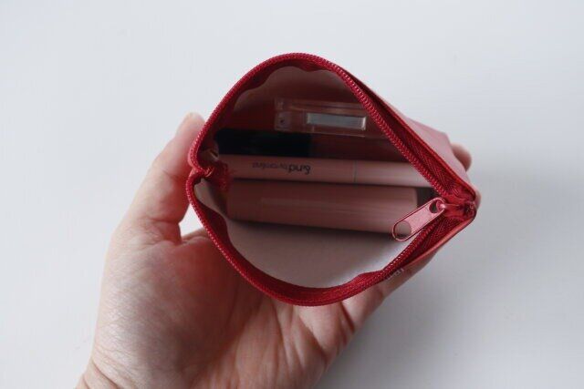 セリアの合皮 マチ付ポーチ イチゴ柄