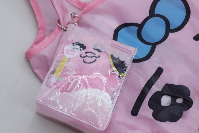 セリアのドールポーチ ケース ドリンクをバッグに付けた画像