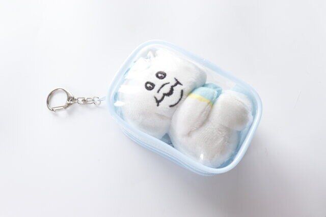 セリアの推し活ポーチS（ピンク・イエロー・ブルー）にぬいぐるみを入れた画像