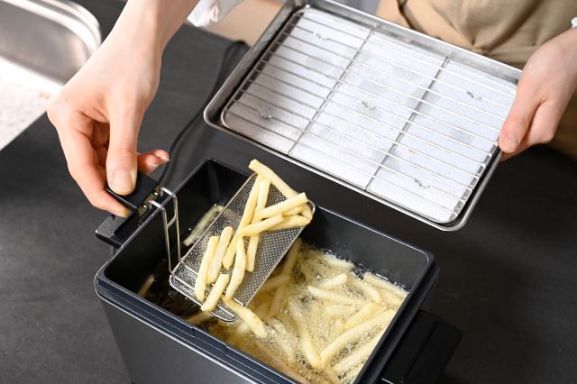 フライドポテトを揚げている様子