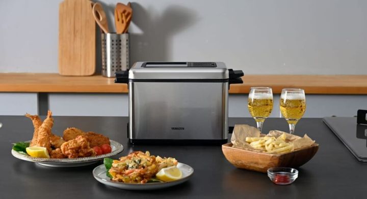 「電気フライヤー YAG-L100」を囲む料理とお酒