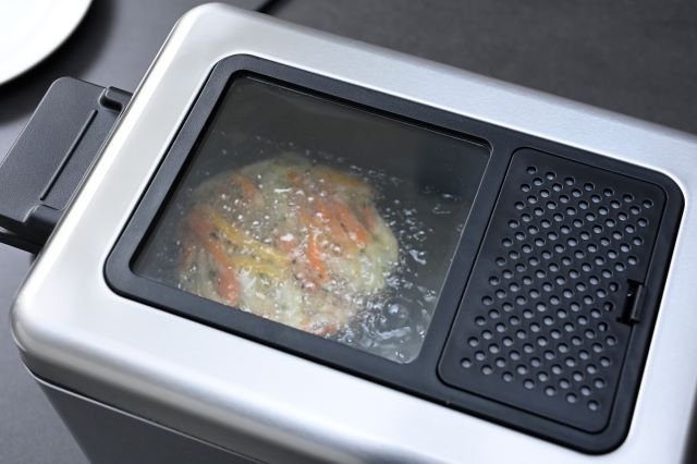 のぞき窓から天ぷらを揚げている様子が見える