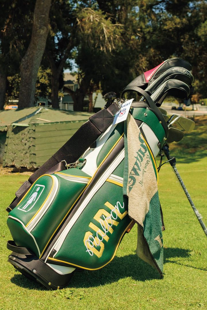 〈Malbon Golf〉と〈Girl Skatebo ards〉のロゴが刺繡されたスタンドキャディバッグ