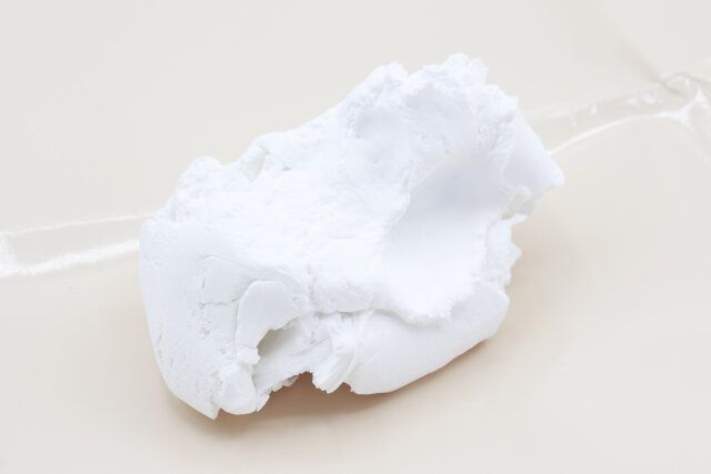 ダイソーの粘土用シートは粘土がこびりつきにくく作業しやすい