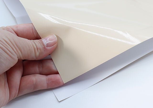 ダイソーの粘土用シートは工作マット代わりに使える