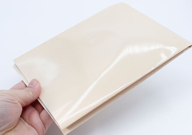 ダイソーの粘土用シートは小さくたたんで収納できる