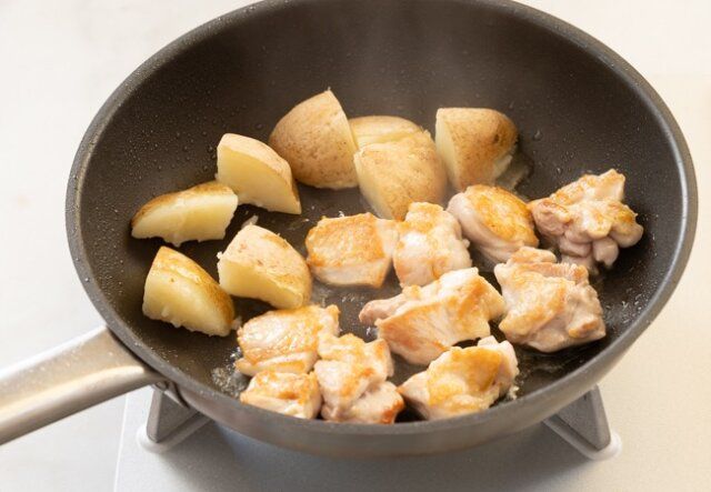 鶏肉とじゃがいもののりバター炒め レシピ じゃがいもを加えて焼く