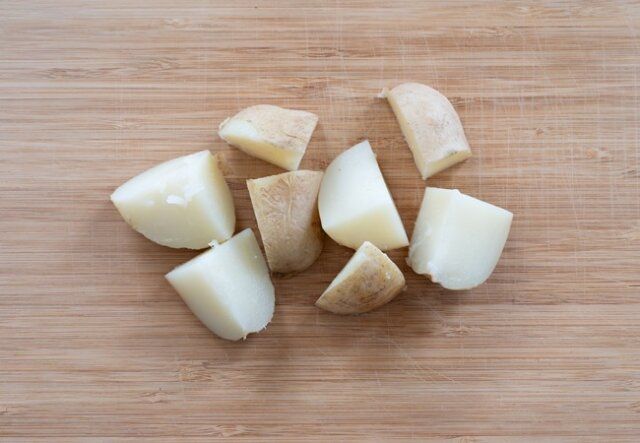 鶏肉とじゃがいもののりバター炒め レシピ じゃがいもをレンチンして切る