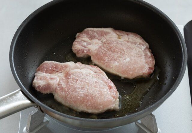 マーマレードマスタードポークソテー レシピ 豚肉を焼く