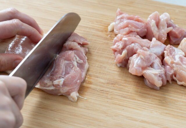 鶏肉とじゃがいもののりバター炒め レシピ 鶏肉の下ごしらえ