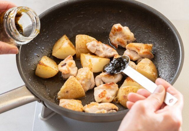 鶏肉とじゃがいもののりバター炒め レシピ 調味料を加える