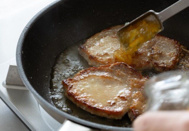 マーマレードマスタードポークソテー レシピ 調味料を加える