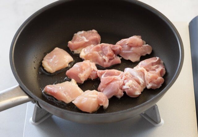 鶏肉とじゃがいもののりバター炒め レシピ 鶏肉を焼く