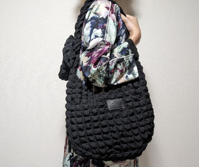 肩にかけたところ