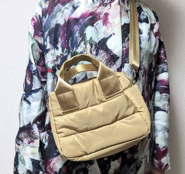 ベージュを肩にかけたところ