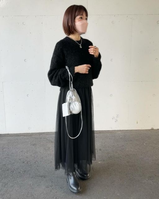 GUの黒のチュールロングスカートZとニットのコーデ