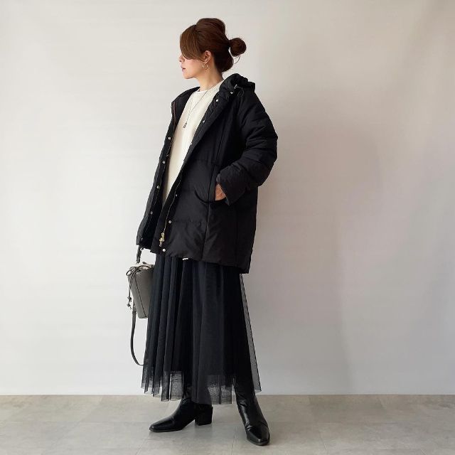 GUの黒のチュールロングスカートZとコートのコーデ