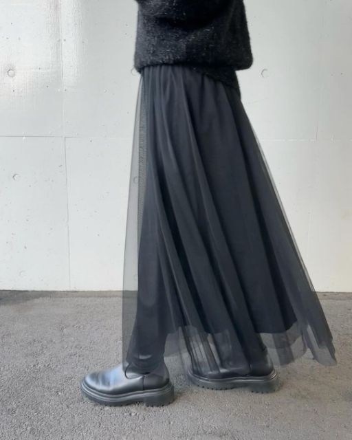 GUの黒のチュールロングスカートZを着用している
