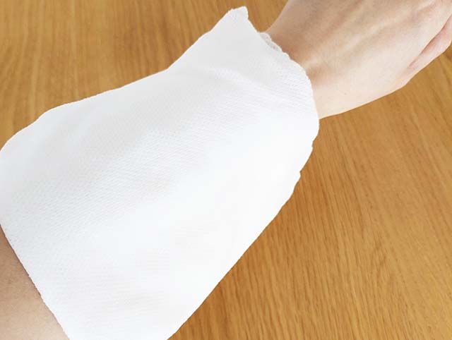 【無印良品】「大判ボディシート」で腕を拭いている様子