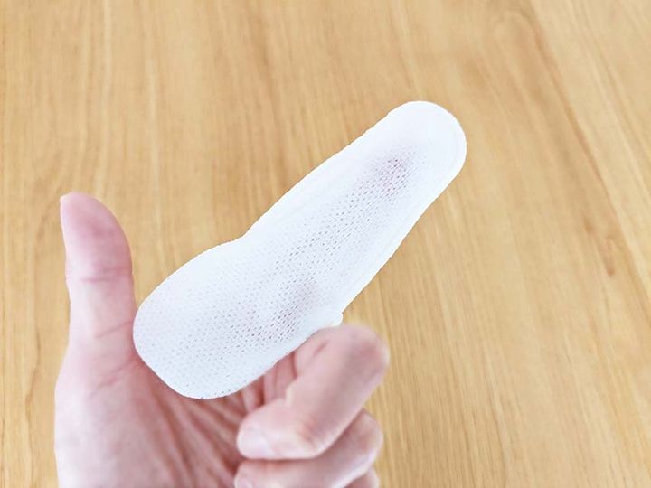 【無印良品】「指型歯みがきシート」を袋から出して指にはめているところ