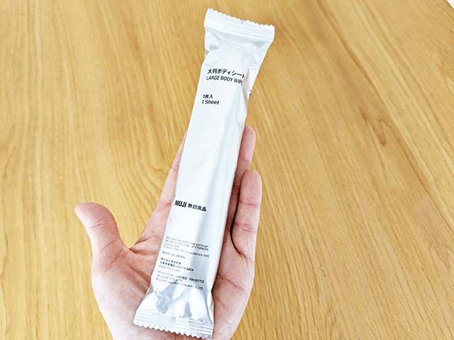 【無印良品】「大判ボディシート」を手のひらにのせている様子