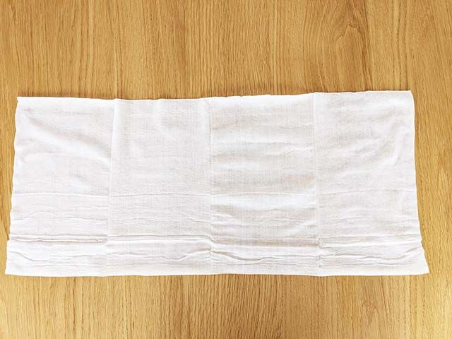 【無印良品】テーブルの上に広げられた「大判ボディシート」