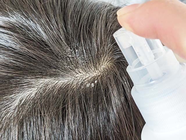 【無印良品】「水のいらないシャンプー」を頭皮に吹きかけている様子