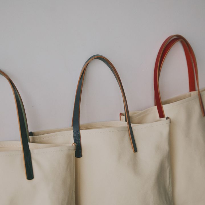 いまどきのワーキングガールはレザーをあしらったキャンバストートできちんととカジュアルを両立。【マイスタンダードブック】