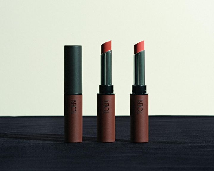 画像: TOERI リップスティック （中央）01 Plum Red、（右）02 Petal Pink 各¥2,530／TOERI（モデラート） 出典：toeri.jp