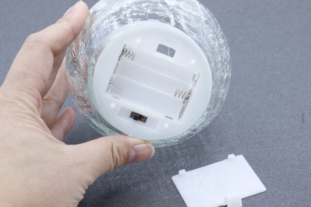 ダイソーのインテリアライト（ワレガラス、ワイヤーLED5個）の電池入れ