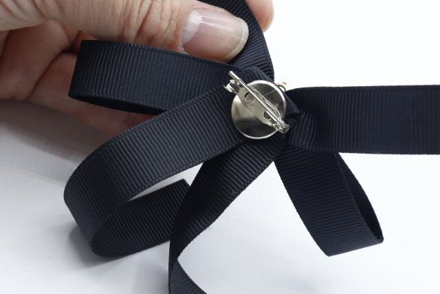 セリアのブローチ ロングリボンのデザイン