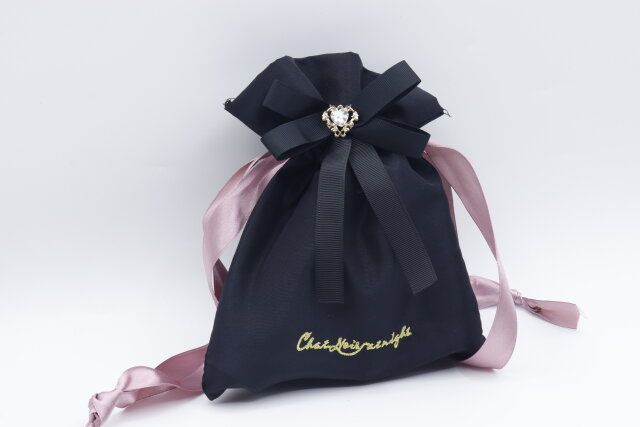 セリアの刺繍入り巾着にブローチ ロングリボンをつけた画像