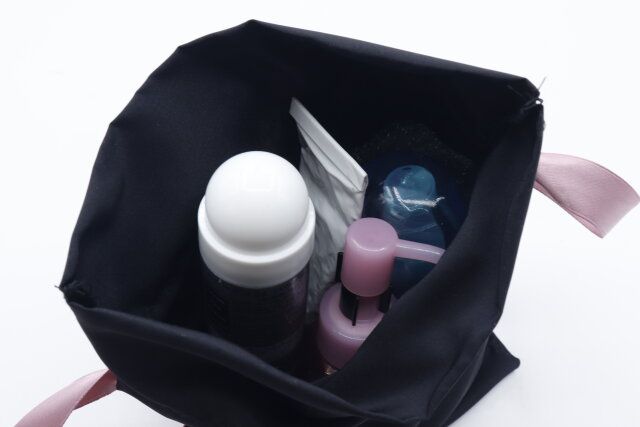 セリアの刺繍入り巾着にコスメやスキンケアグッズを入れた画像