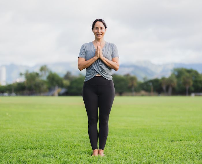 両脚をそろえ、手を合わせて立つ