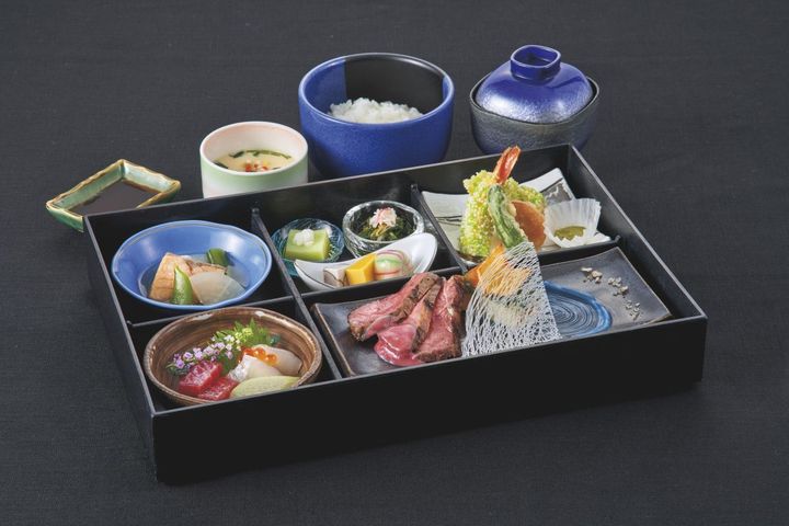 USJ鬼滅 「冨岡義勇」の呼吸の太刀筋や水しぶきが再現された「蒼の御膳」