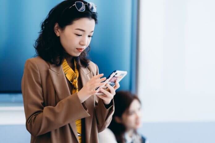 職場で「モテるおばさん」の特徴10個とモテないおばさんの違いとは