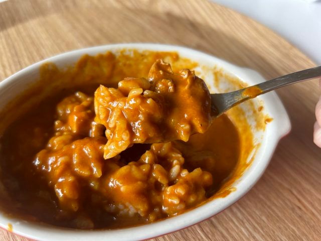 カレーにご飯を混ぜてスプーンですくっている
