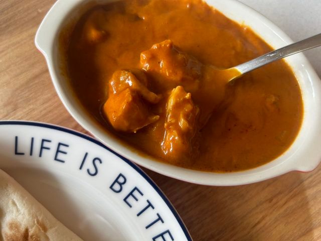 カレーの中の具材をすくってみせている