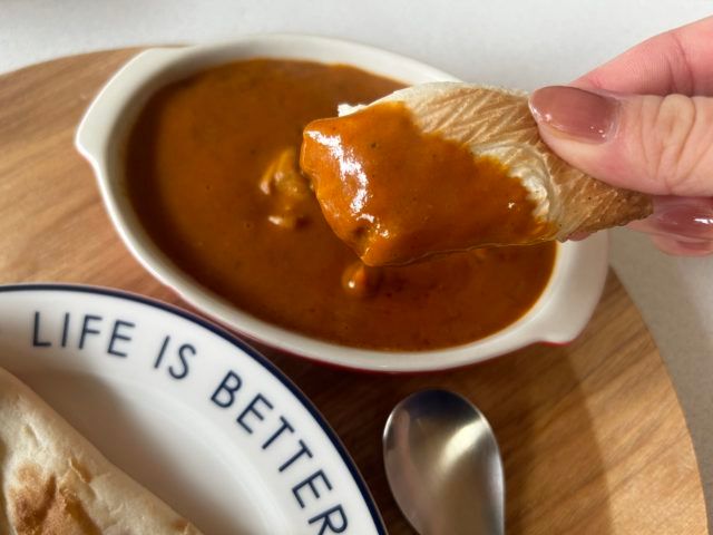 ナンにカレーをつけている