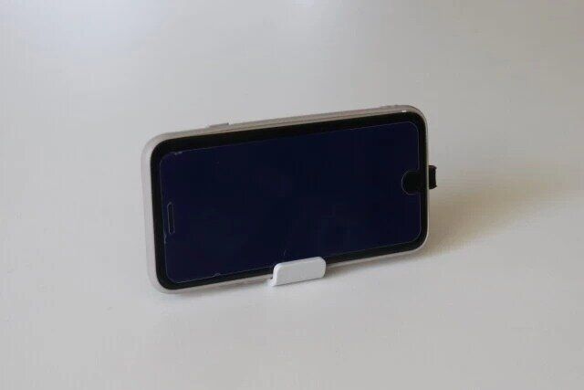 セリアのスマホが立てられるスタンドクリップ 2Pはスマホスタンドにもなる