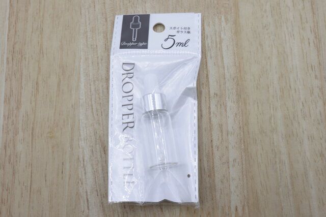 セリアのスポイト付きガラス瓶のパッケージ