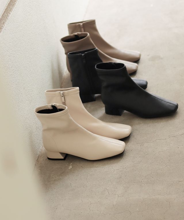 手前から白・黒・ベージュのレインブーツ
