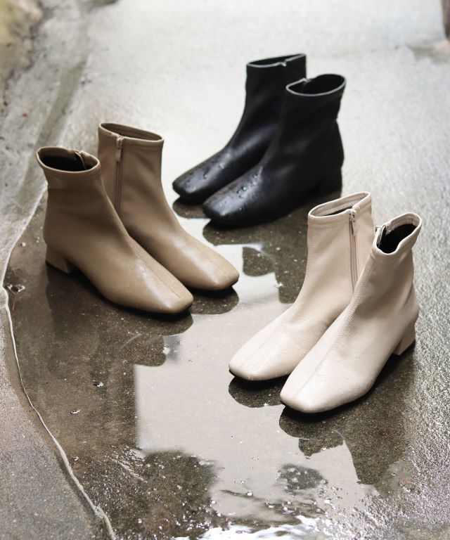 濡れている3色のレインブーツ