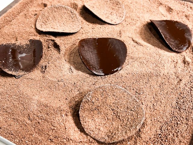 焼き上げたチップスにビターな味わいのチョコレートを吹きかけ