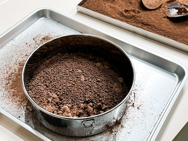 細かい粒状に仕上げたミルクチョコレートでチップスを包み込み込みます