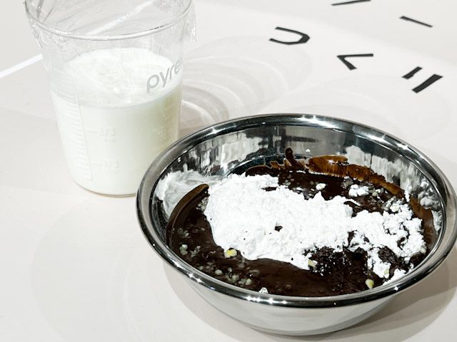 小麦粉にチョコレートをたっぷり練り込んだ生地