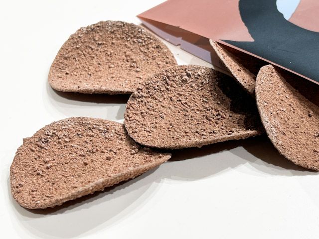 見た目はポテトチップスのようですが、ポテトは一切使っていません