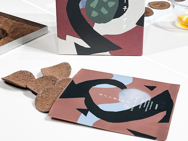 「スノーチップス」は、カカオの豊かな風味が広がる、一度食べたら忘れられない粉雪のような口どけのチップス