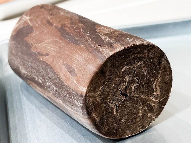 小麦粉にチョコレートをたっぷり練り込んだ生地を丸くまとめたもの