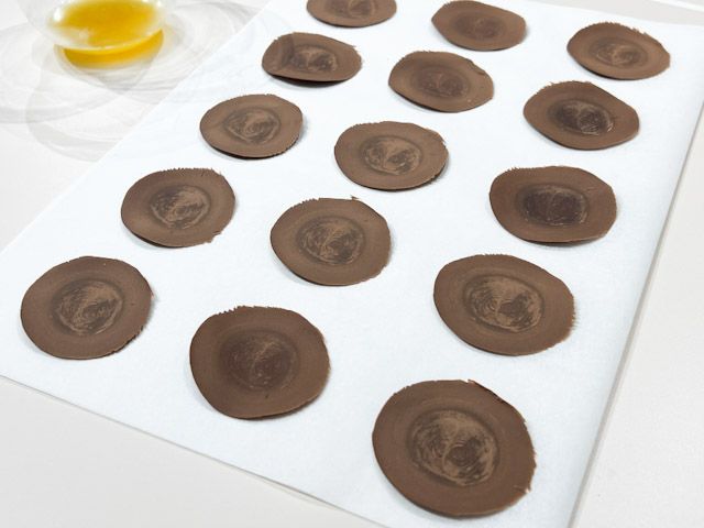 丸くまとめた生地を薄くスライス